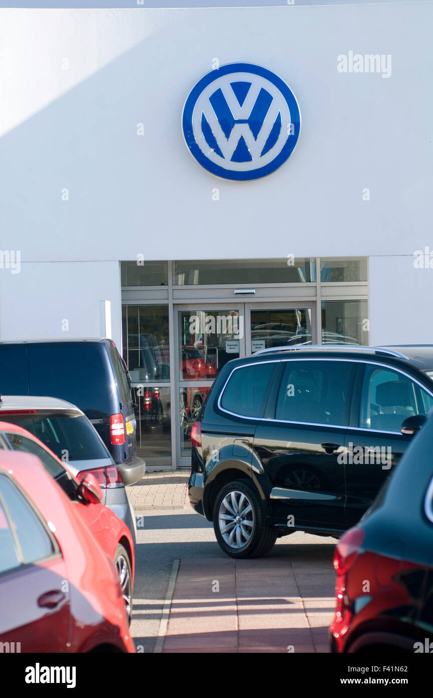 Volkswagen VW VAG concessionarie concessionaria garage showroom showroom  show room camere concessionario in franchising ai concessionari auto  automobili logo badge Foto stock - Alamy