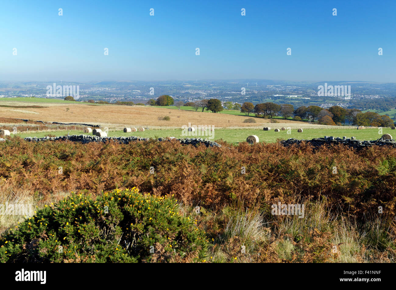 Vista guardando verso nord in direzione di Ystrad Mynach e Rhymney Valley dalla collina sopra Llanbradach, nel Galles del Sud delle Valli, UK. Foto Stock