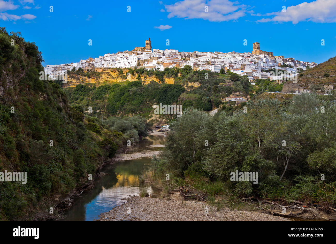 Città bianca o Pueblo Blanco, Arcos de la Frontera sopra Rio Guadalete, Andalucía, Spagna Foto Stock