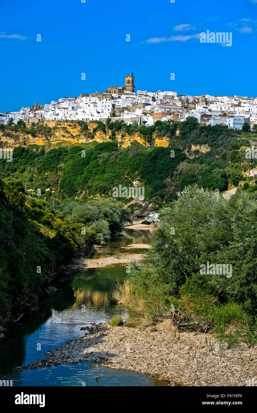 Città bianca o Pueblo Blanco, Arcos de la Frontera sopra Rio Guadalete, Andalucía, Spagna Foto Stock