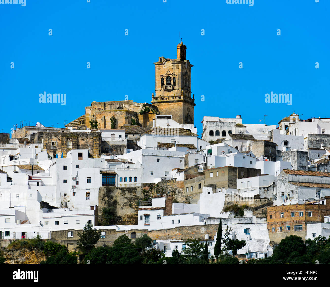 Chiesa di San Pedro, la città bianca o Pueblo Blanco, Arcos de la Frontera, Andalusia, Spagna Foto Stock