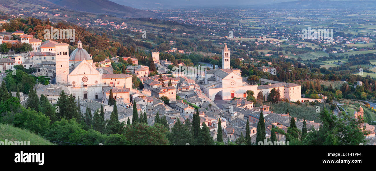 Vista sulla città, Cattedrale di San Rufino e Chiesa di Santa Chiara di Assisi, Provincia di Perugia, Umbria, Italia Foto Stock