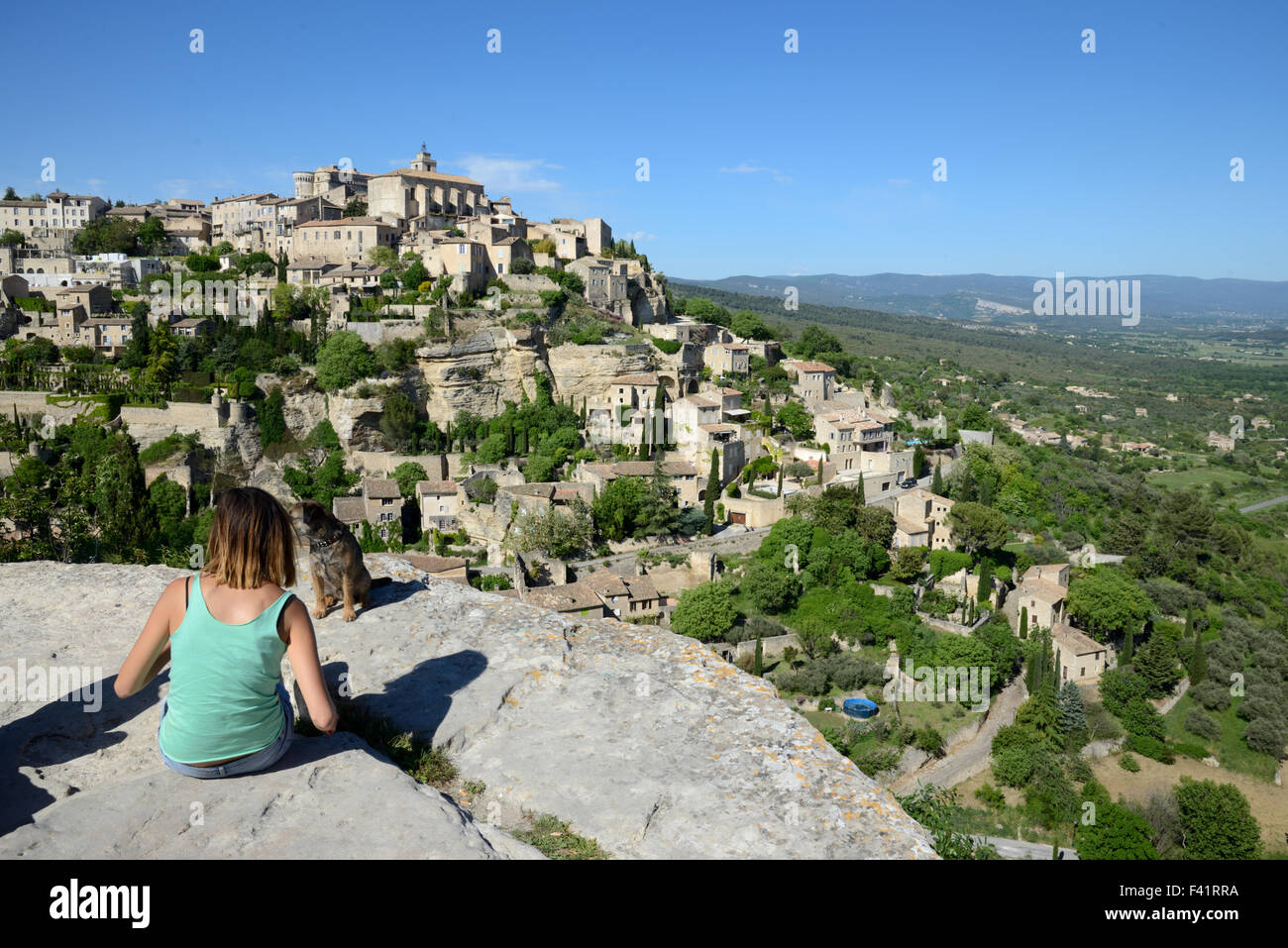 Ragazza o donna giovane turista femminile gode della vista sulla collina del villaggio di Gordes nel Parco Regionale del Luberon Provence Francia Foto Stock