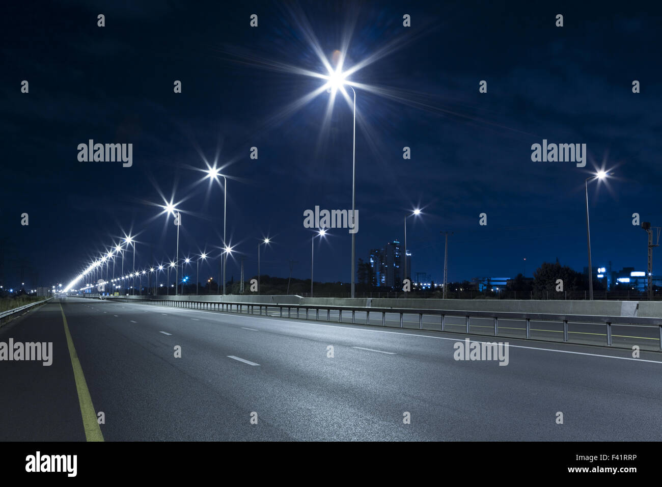 Svuotare l'autostrada di notte Foto Stock