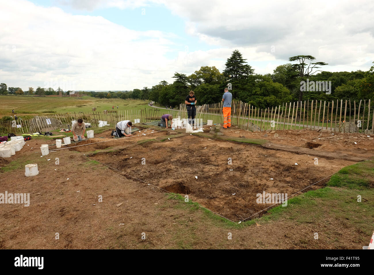 Persone che fanno di archeologia in Glenfield Lodge Park Foto Stock