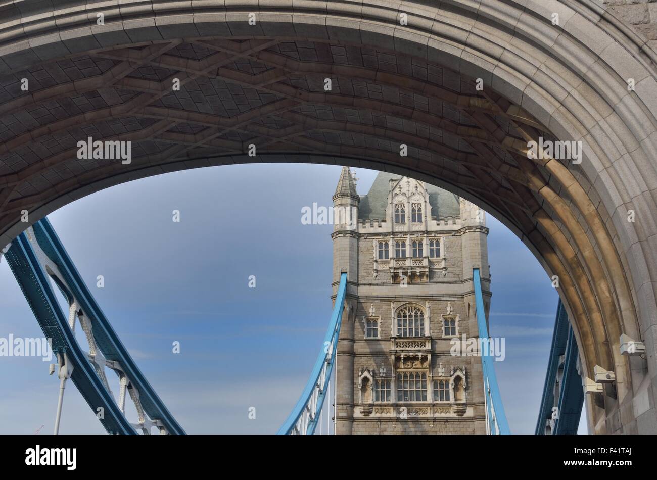 Il Tower Bridge attraverso arch Foto Stock