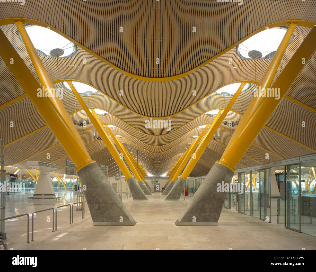 Dall'aeroporto Barajas di Madrid - Terminale 4, Madrid, Spagna. Architetto: Richard Rogers Partnership, 2005. Dall'aeroporto Barajas di Madrid - Termin Foto Stock