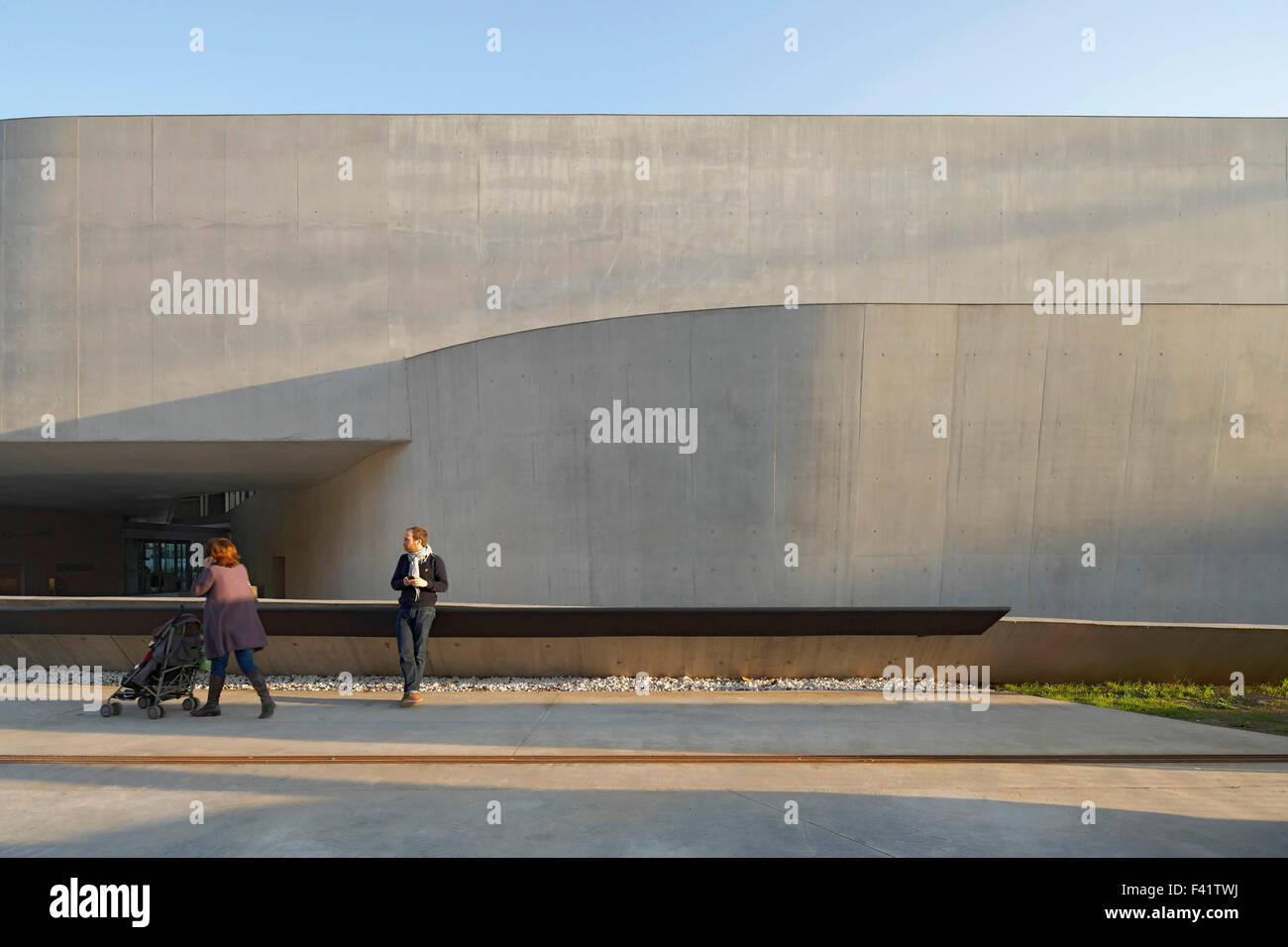 Il MAXXI Museo Nazionale del XXI secolo arti, Roma, Italia. Architetto: Zaha Hadid Architects, 2009. Vista esterna del calcestruzzo Foto Stock