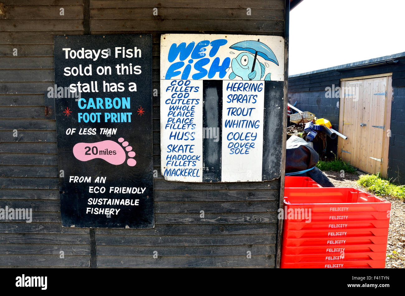 Hastings, East Sussex, Inghilterra, Regno Unito. Pesce fresco in stallo sulla spiaggia con una bassa impronta di carbonio Foto Stock