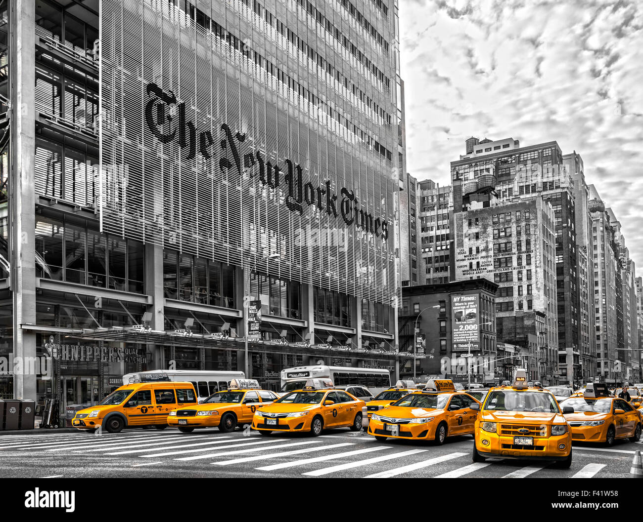 NEW YORK CITY - dic 01 Il New York Times building e il caratteristico colore giallo Taxi,su dicembre 01th, 2013 a Manhattan, New Y Foto Stock