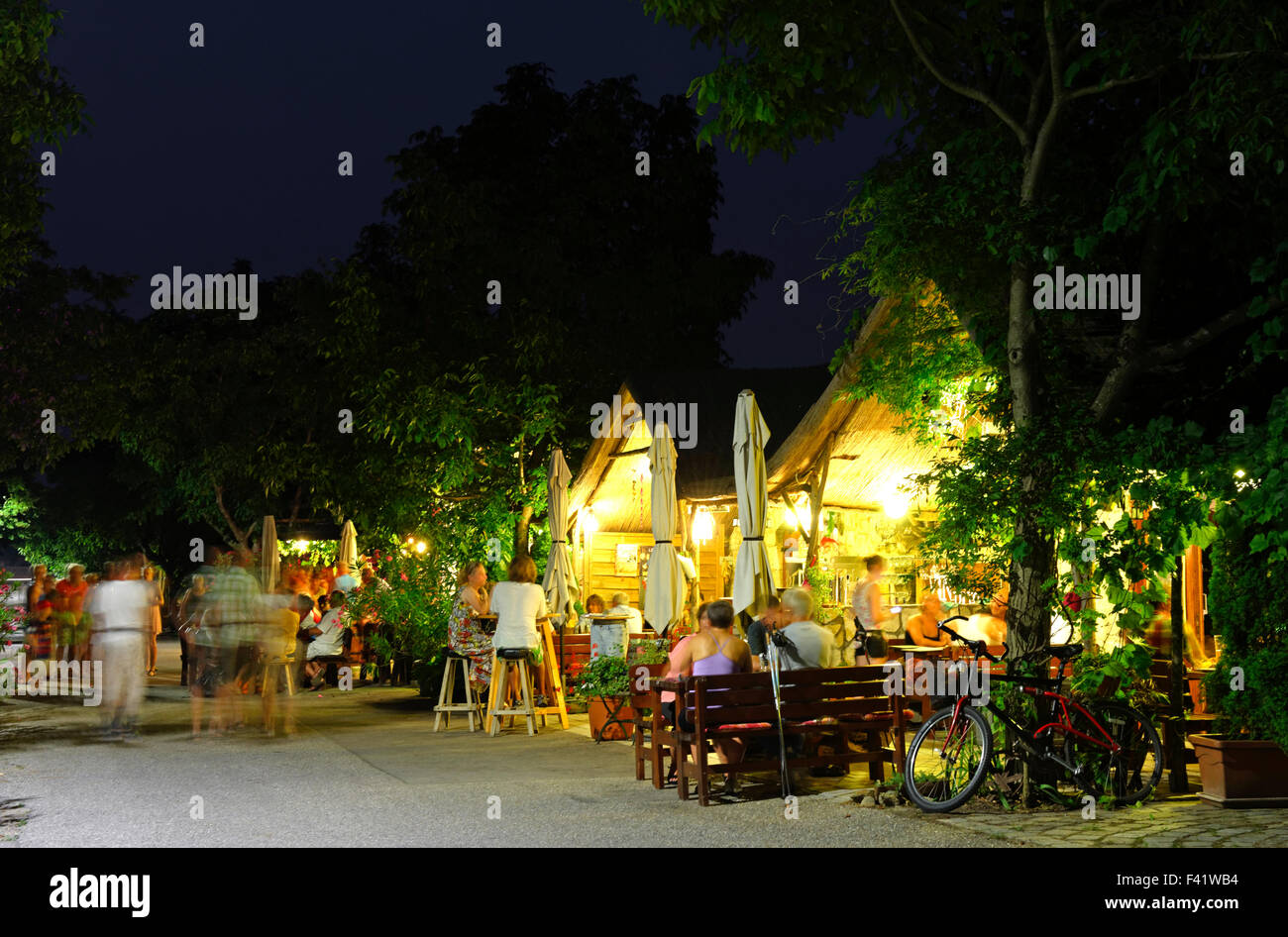 Buschenschänke o taverne sul Kellergasse al crepuscolo, Purbach, lago di Neusiedl, Burgenland, Austria Foto Stock