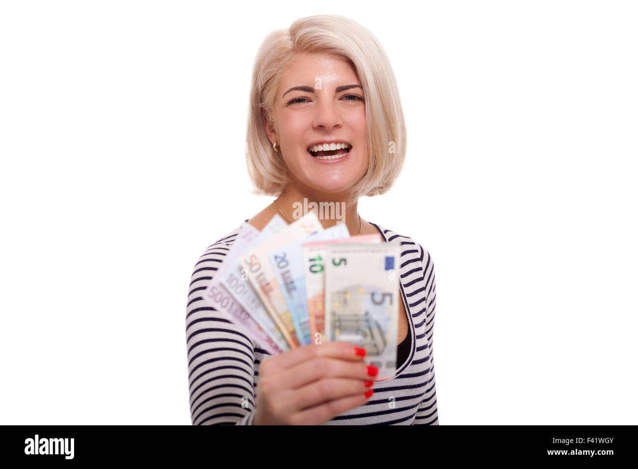 Attraente sorridente donna bionda con in mano una manciata di euro a ventaglio note nelle diverse confessioni, angolo di inclinazione immagine concettuale isolato su bianco Foto Stock