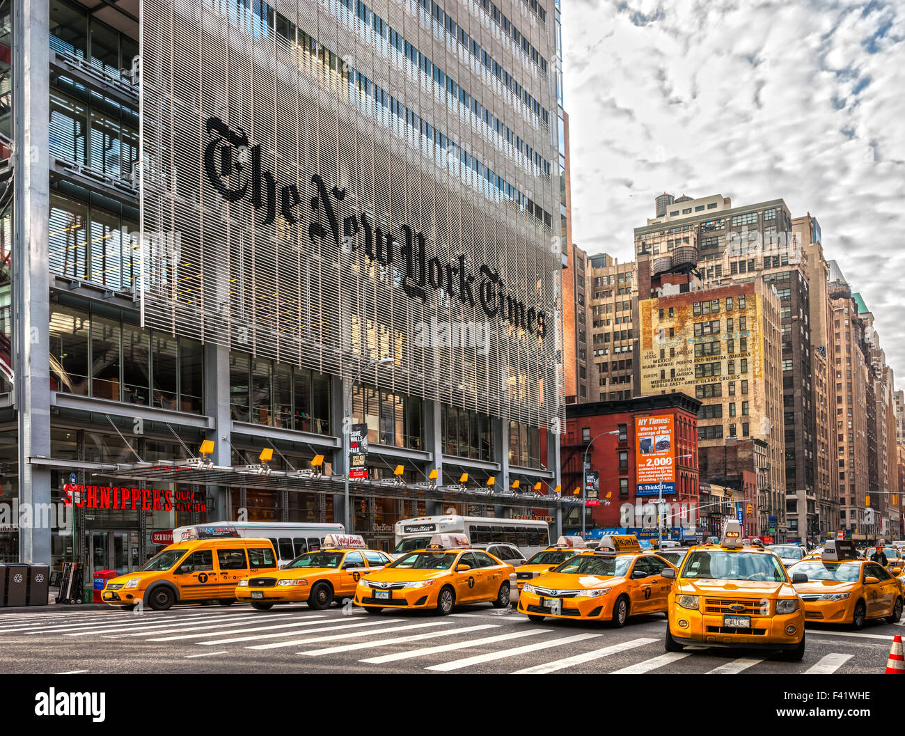 NEW YORK CITY - dic 01 Il New York Times building e il caratteristico colore giallo Taxi,su dicembre 01th, 2013 a Manhattan, New Y Foto Stock