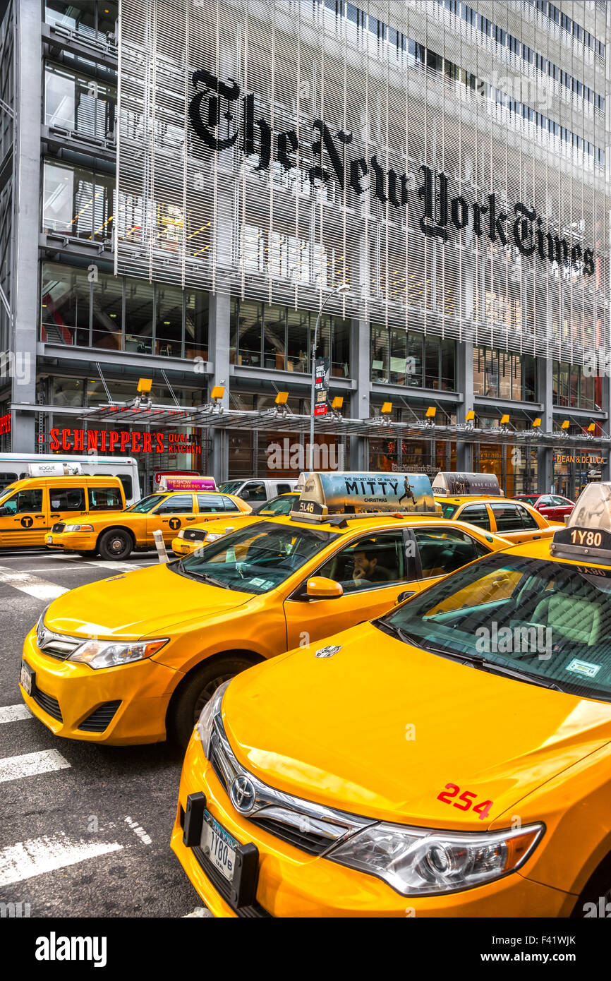 NEW YORK CITY - dic 01 Il New York Times building e il caratteristico colore giallo Taxi,su dicembre 01th, 2013 a Manhattan, New Y Foto Stock
