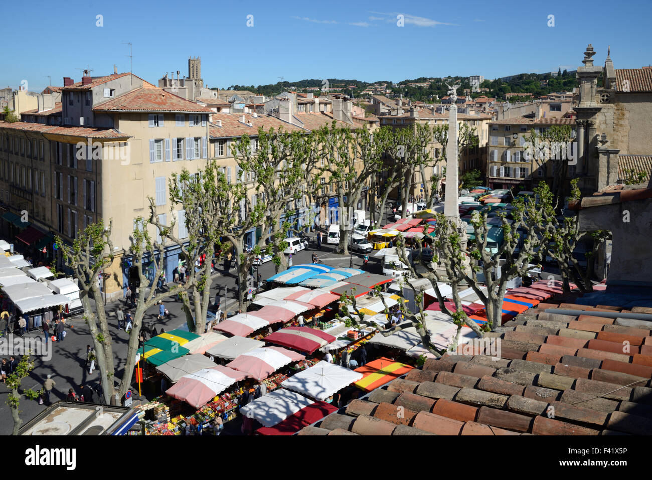 Giorno di mercato Place des Precheurs Aix-en-Provence o Aix en Provence Francia Foto Stock