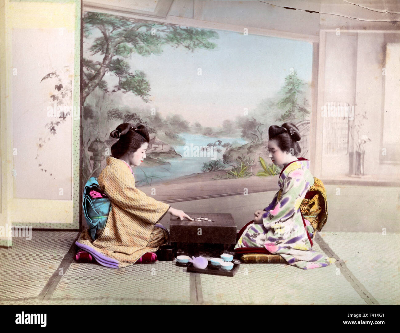 Due geishe, giocando, ​​Japan Foto Stock