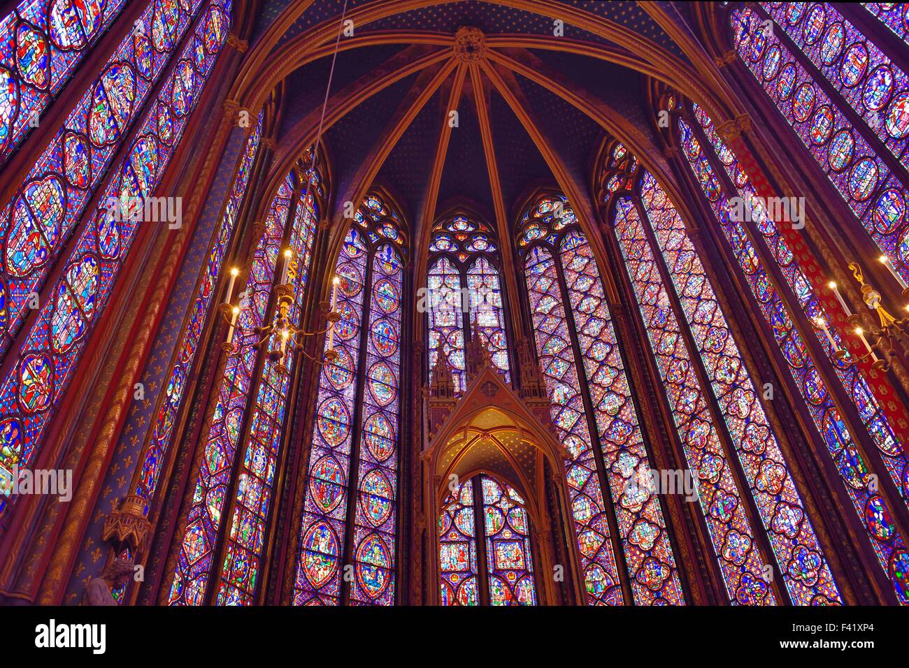 Sainte Chapelle, royal medievale cappella gotica, del XIII secolo, abside con reliquiario, colorate vetro dipinto windows con scene Foto Stock