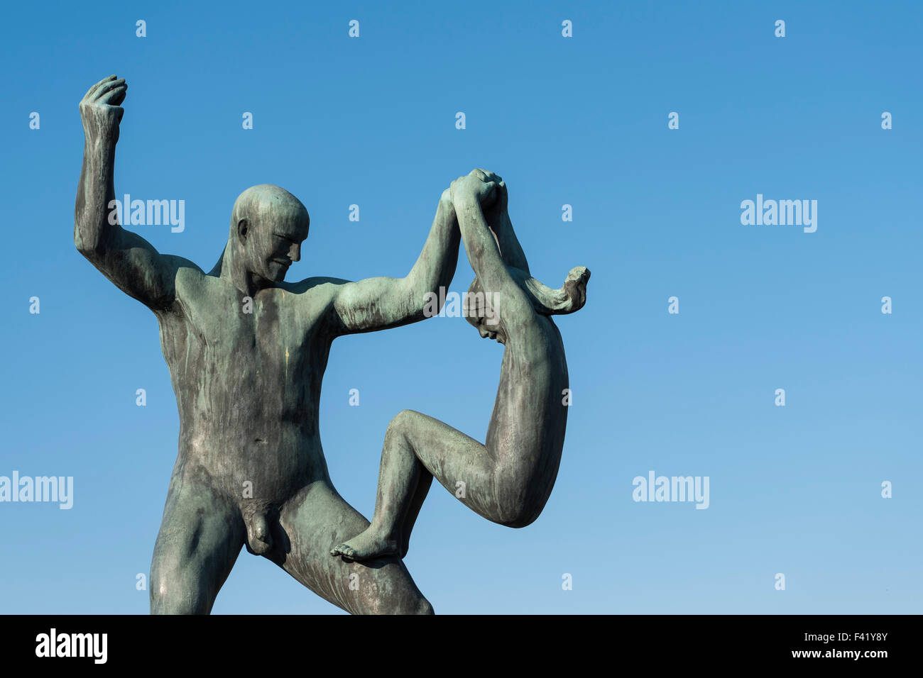L'uomo gioca con la ragazza, scultura in bronzo di Gustav Vigeland, il Parco delle Sculture di Vigeland, Frognerparken, FROGNER, OSLO, Norvegia Foto Stock