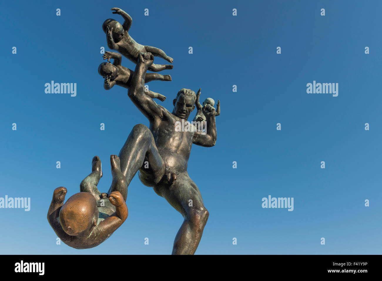 Uomo con quattro figli piccoli, scultura in bronzo di Gustav Vigeland, il Parco delle Sculture di Vigeland, Frognerparken, FROGNER, OSLO, Norvegia Foto Stock