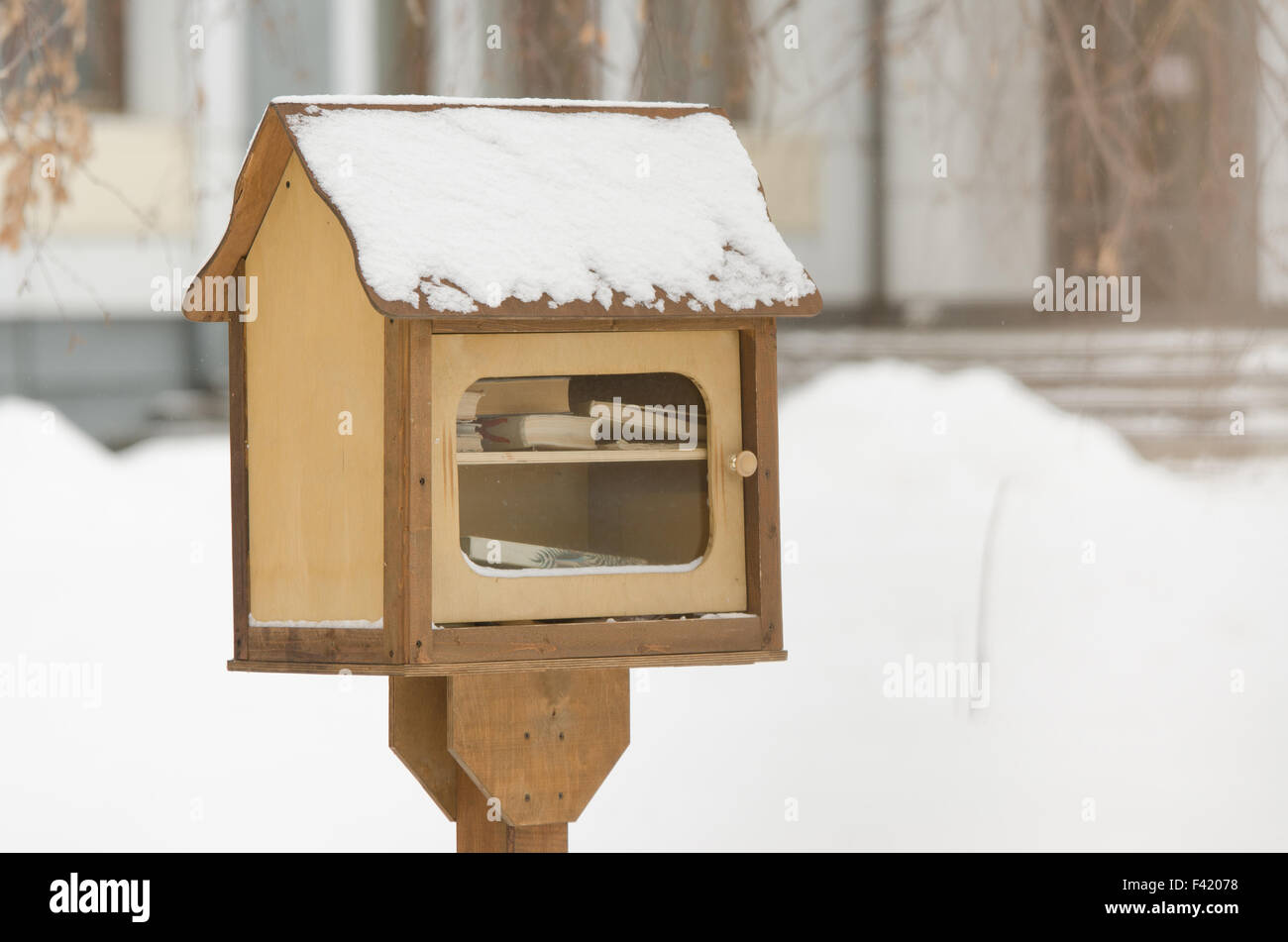 Piccolo stand con libri gratuiti sulla strada Foto Stock