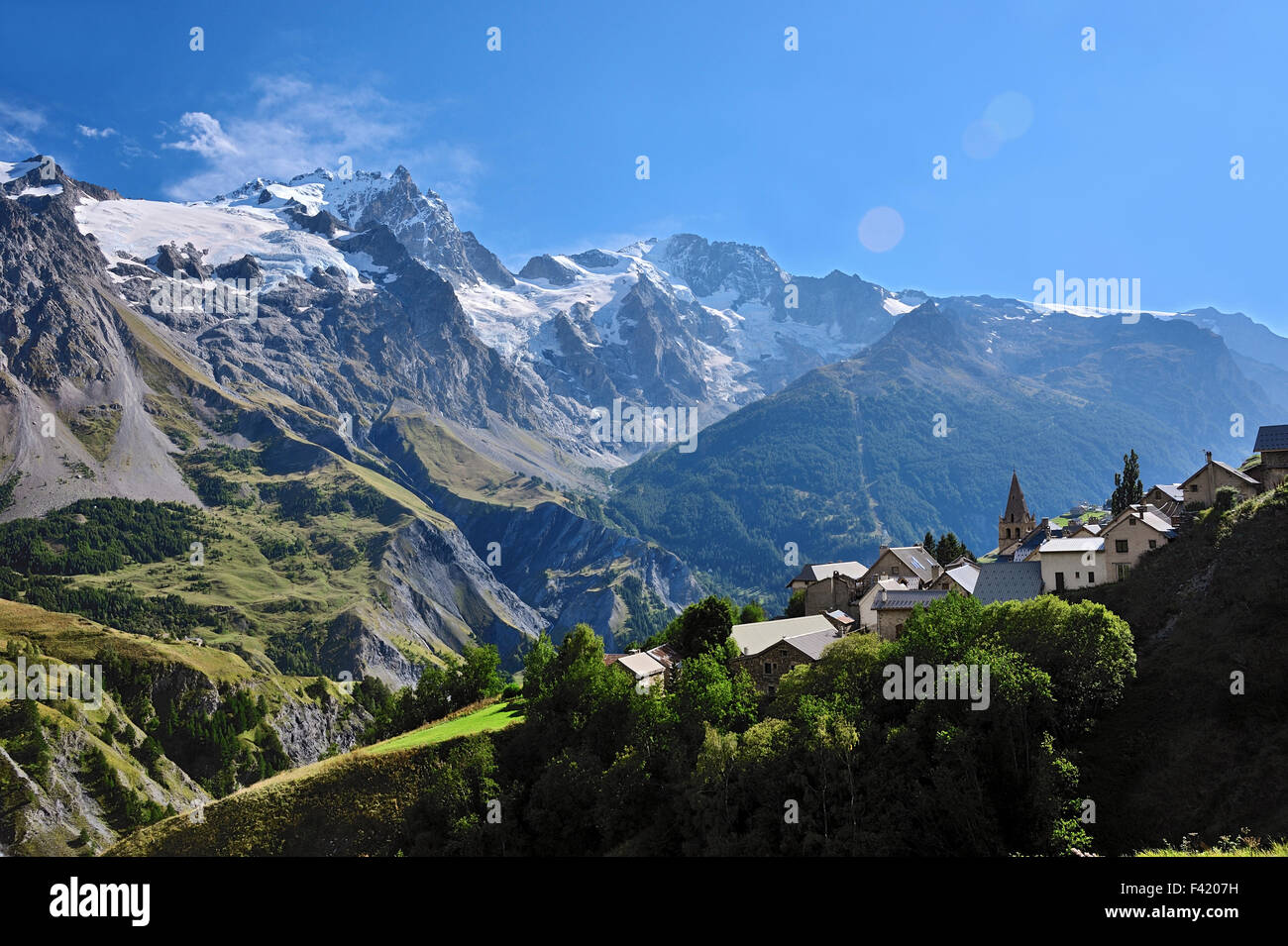 Villaggio Ventelon annegato in uno splendido paesaggio di montagna e neve innevate cime di montagna, le Alpi francesi, Francia Foto Stock