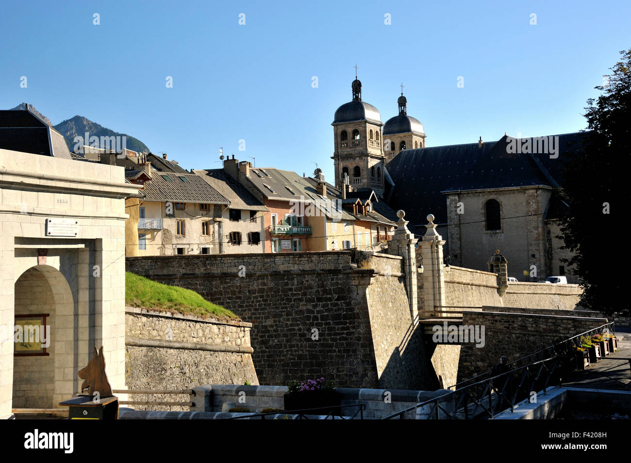 Briancon, il muro della città e la chiesa, storico importante cittadina della montagna più alta città d'Europa, sulle Alpi francesi, Francia Foto Stock