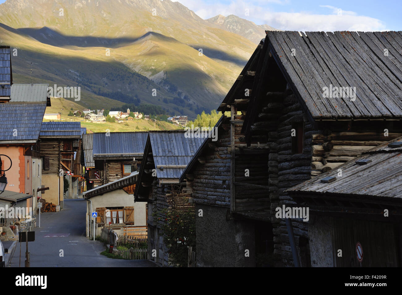Passaggio stretto in Fontgillarde villaggio nella valle di Aigue Agnelle, sulle Alpi francesi, Francia Foto Stock