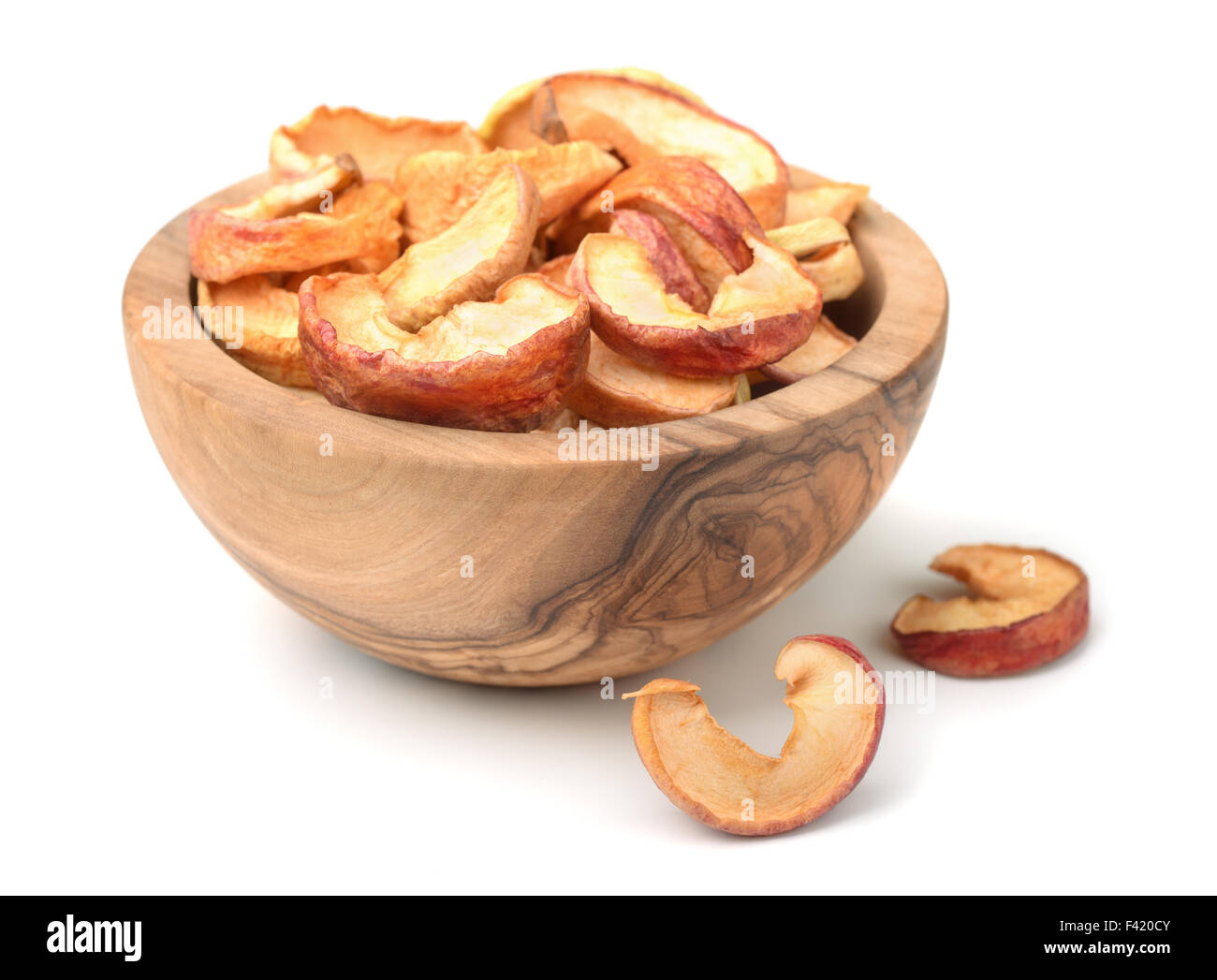 Essiccato fette di mela nella ciotola woodenl isolato su bianco Foto Stock