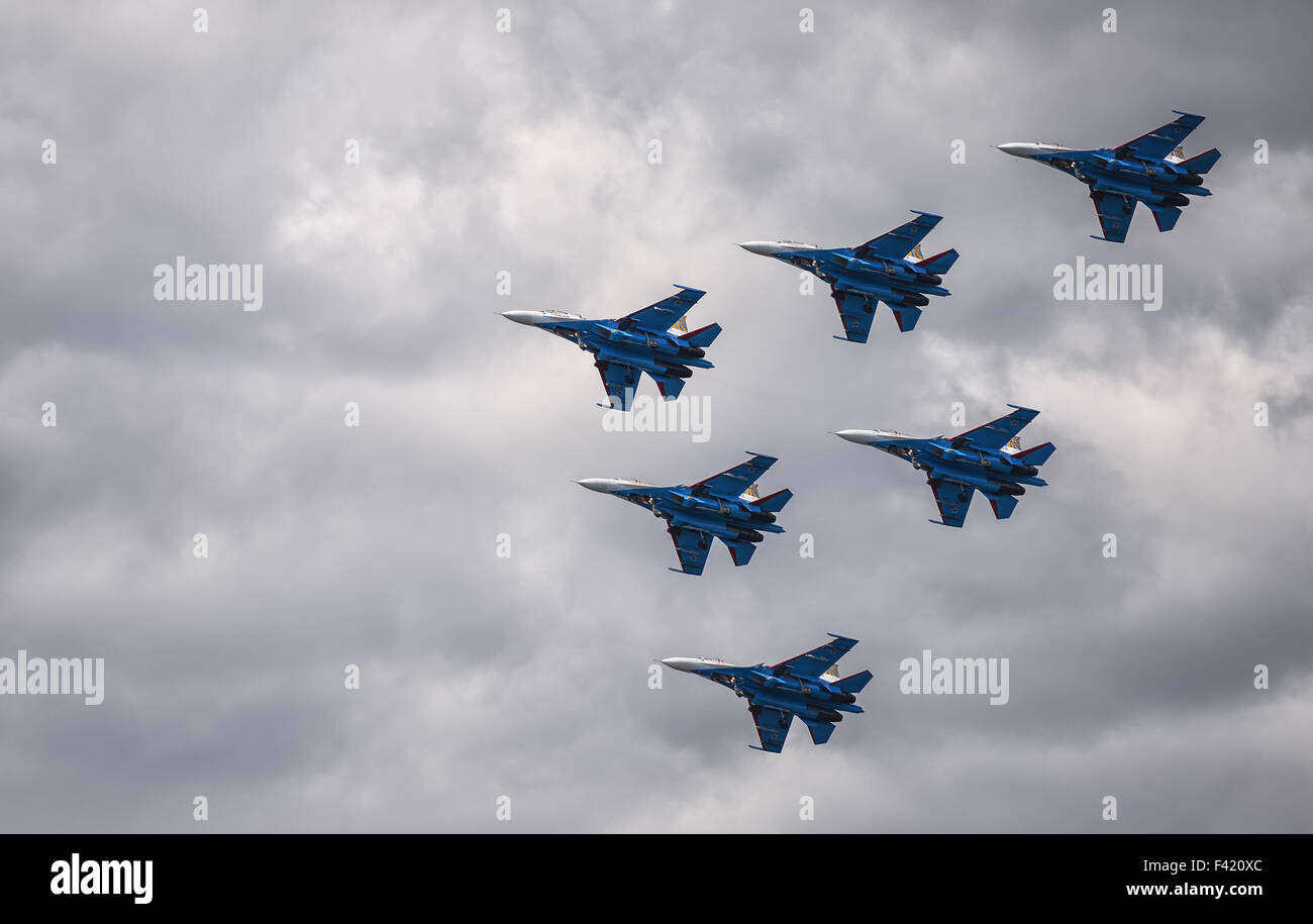 Samara, Russia - 22 agosto. 2015. Aerobatic Team di dimostrazione 'Cavalieri russo' Su-27 Foto Stock