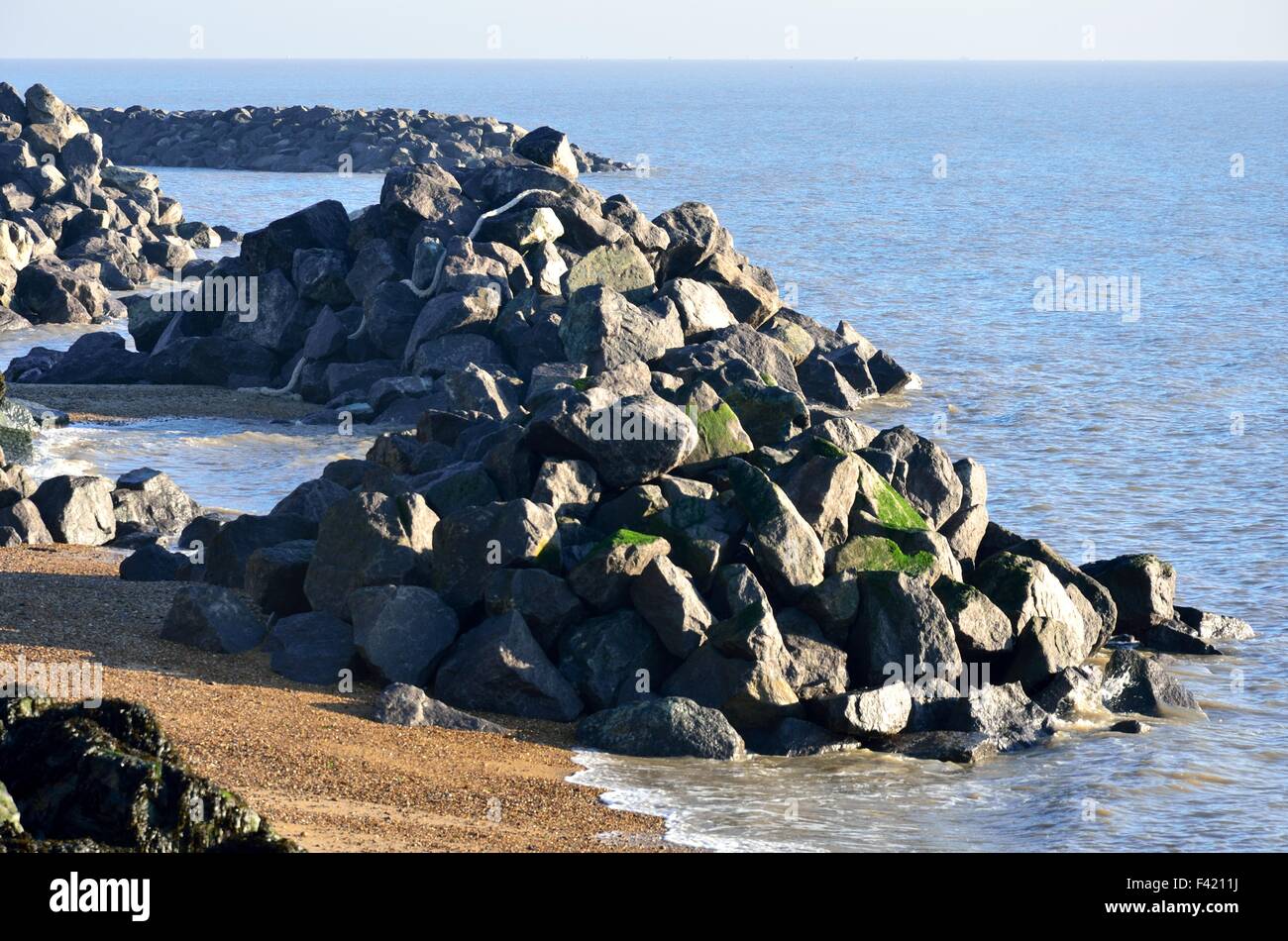 L'uomo ha fatto pila di rocce in mare Foto Stock