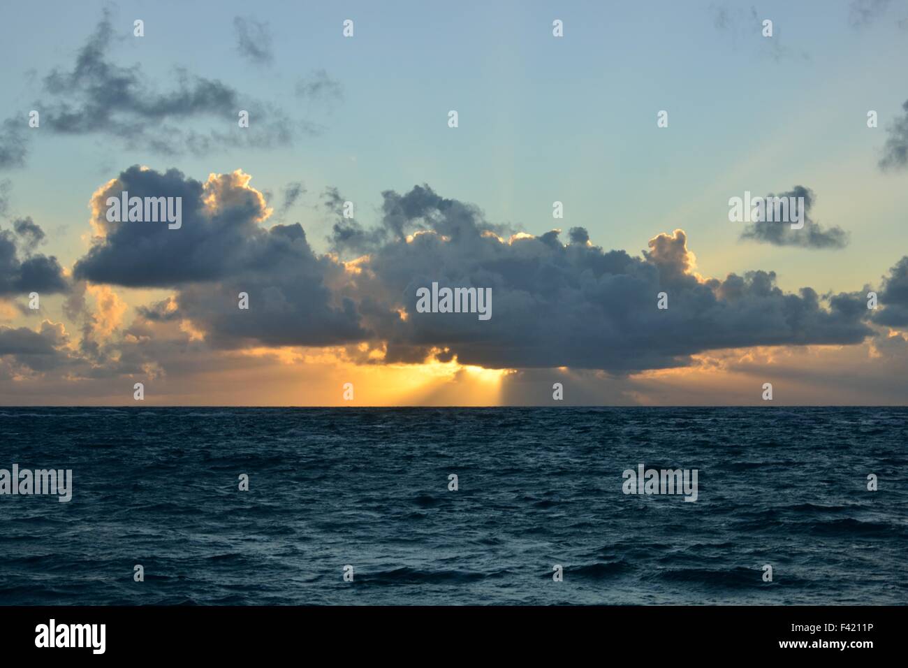 Sunset over Atantic nei Caraibi Foto Stock