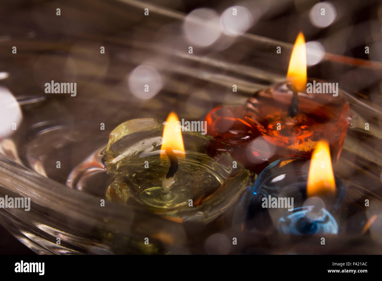La candela di cera su acqua con bokeh di fondo Foto Stock
