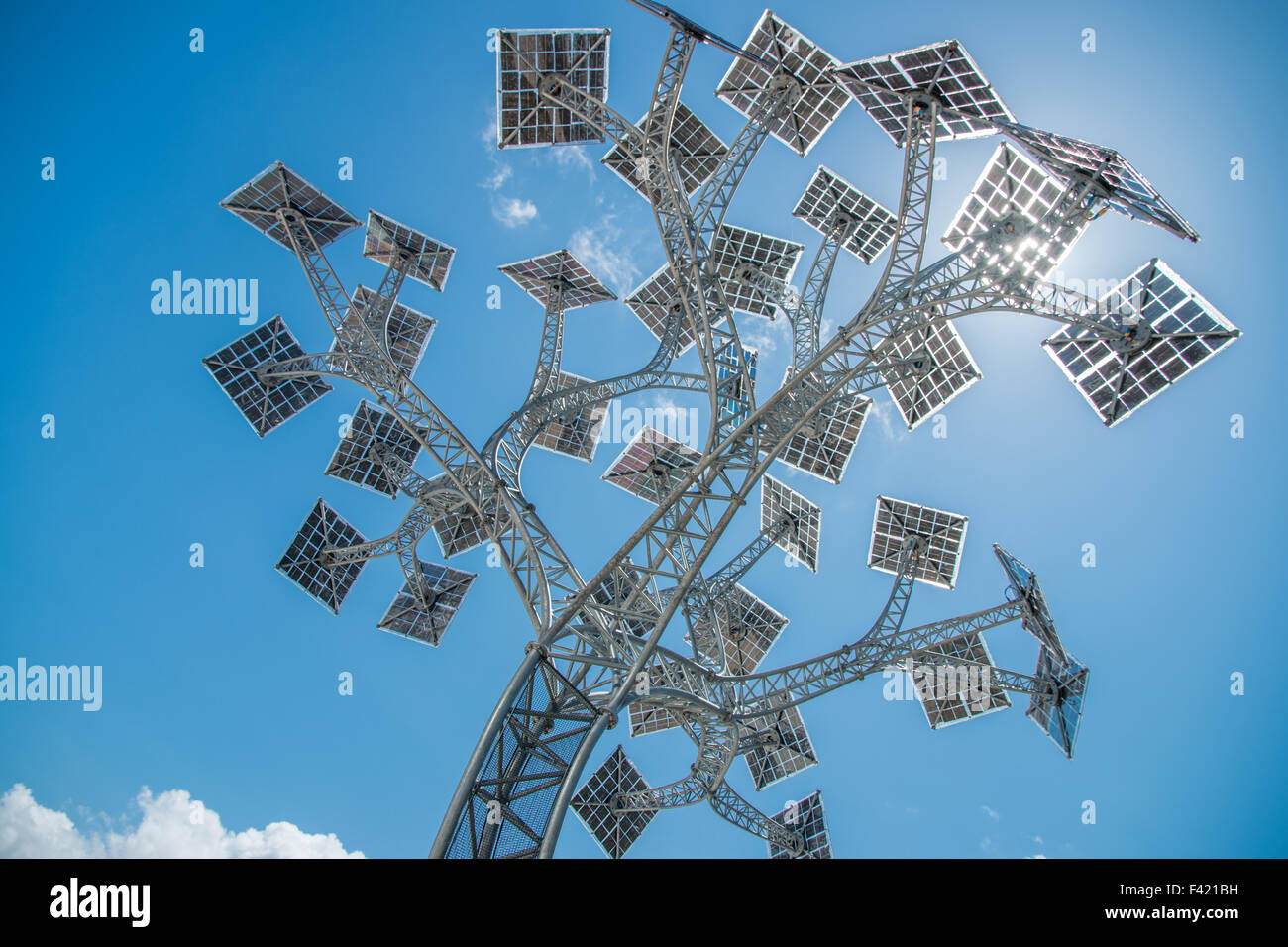 Bristol "Energia Tree", un pannello solare tree fornendo un verde telefono cellulare punto di carica. Foto Stock