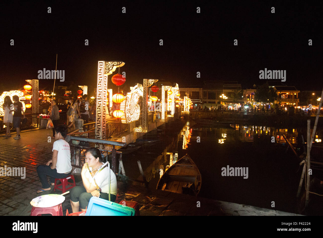 Hoi An, patrimonio mondiale UNESCO Città in Vietnam centrale è illuminato da lampioncini e candele di sera,Vietnam. Foto Stock