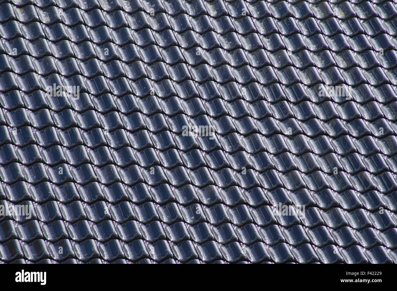 Black piastrelle allineati su un tetto in una configurazione regolare Foto Stock