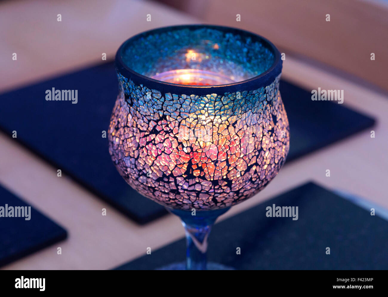 Decorate il vetro illuminato dalla candela Foto Stock