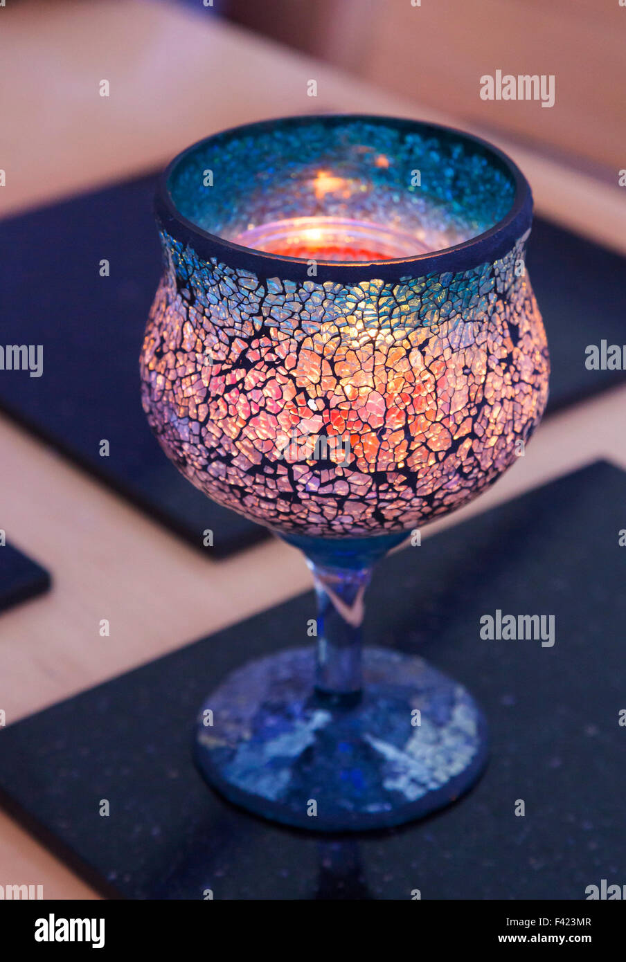 Decorate il vetro illuminato dalla candela Foto Stock