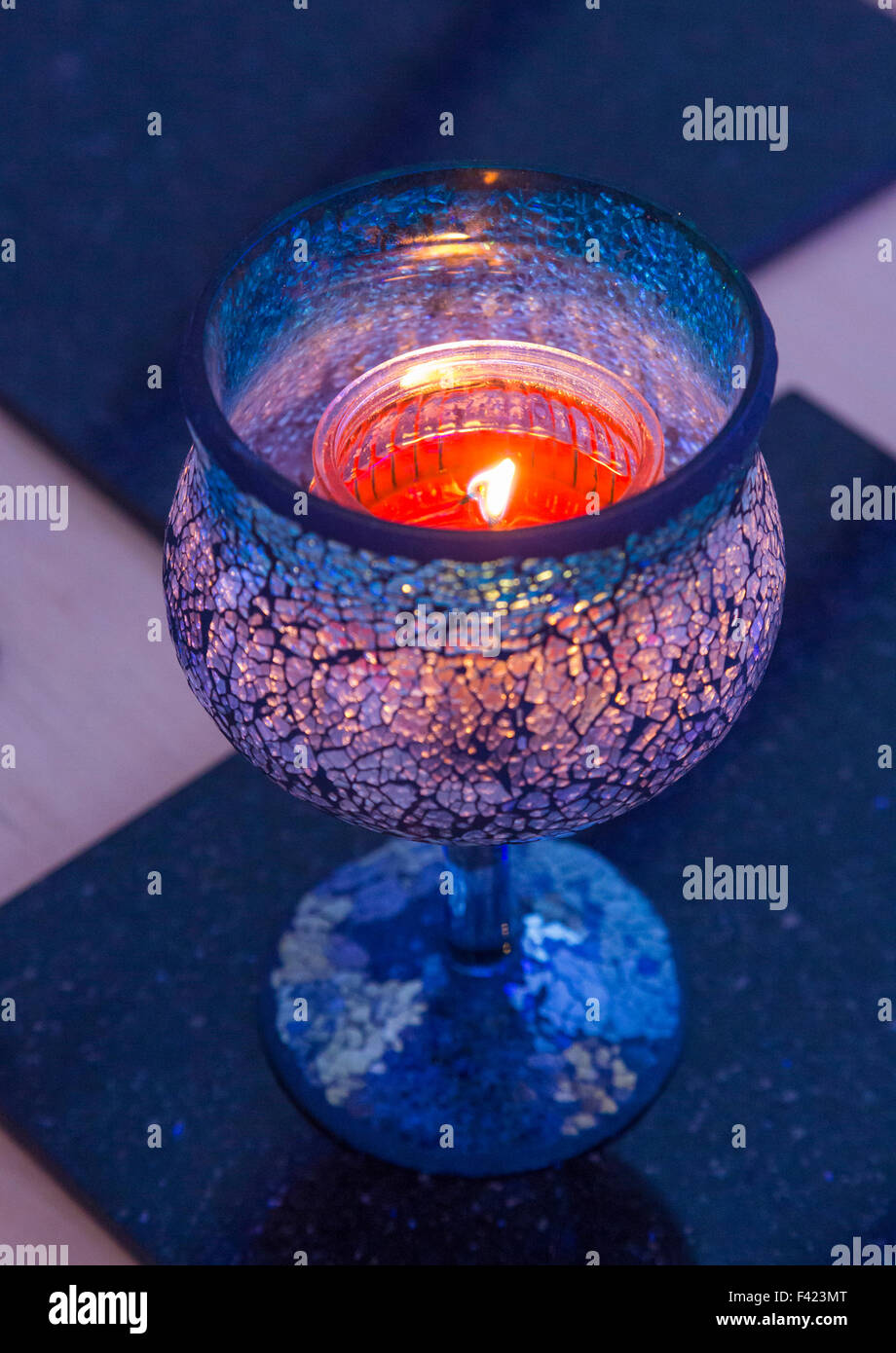Decorate il vetro illuminato dalla candela Foto Stock