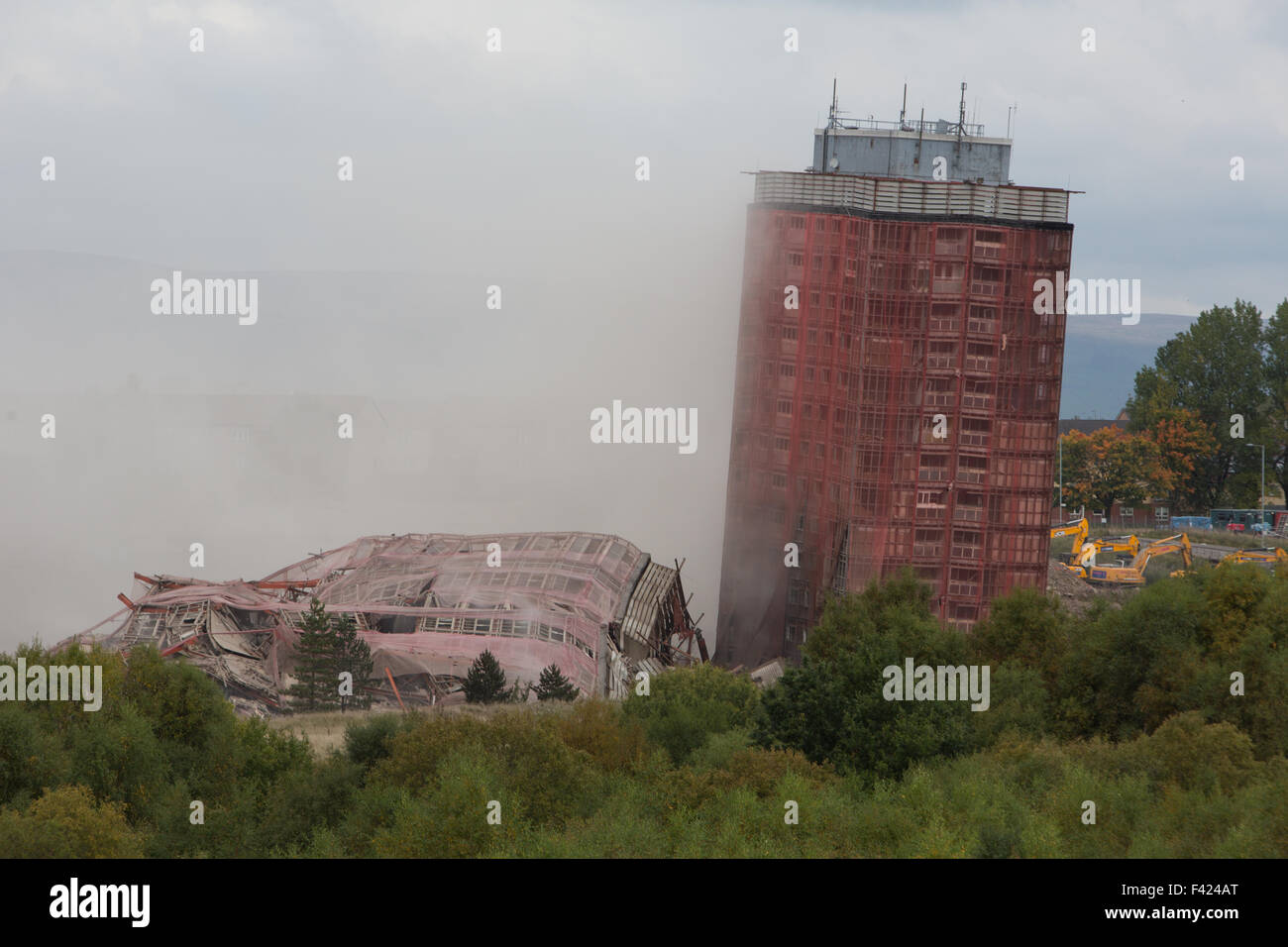 La demolizione dei mitici Red Road appartamenti, nell'East End di Glasgow, Scozia, Domenica, 11 ottobre 2015. Foto Stock