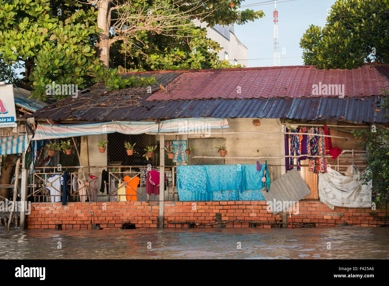 Casa sul fiume Mekong vicino a Can Tho, delta del Mekong regione,vietnam con il lavaggio a secco Foto Stock