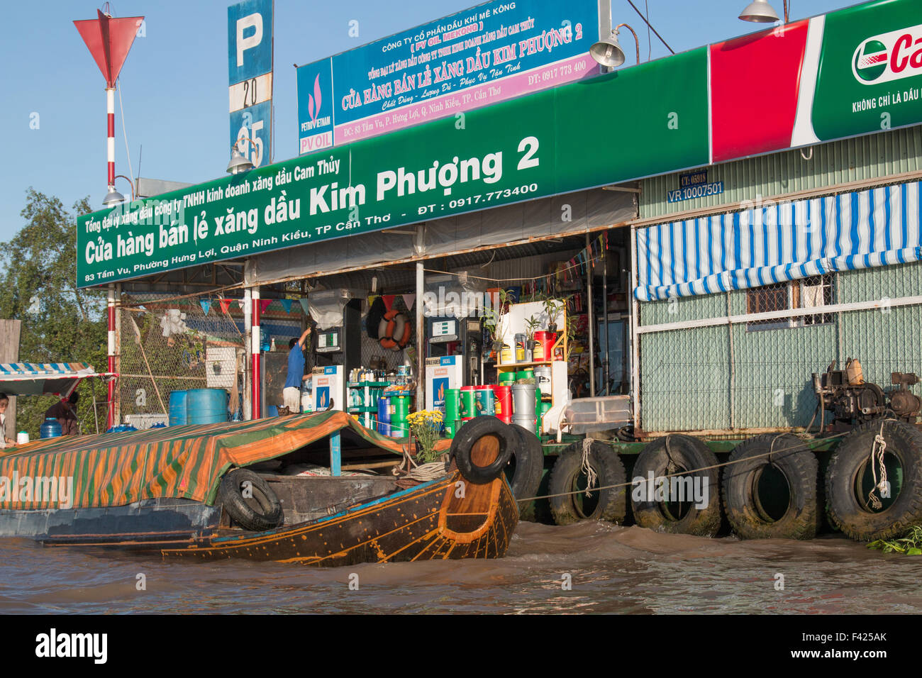 Carburante benzina gas station sul fiume Mekong per il rifornimento di carburante per il passaggio di barche da lavoro,Delta del Mekong regione,Vietnam Foto Stock