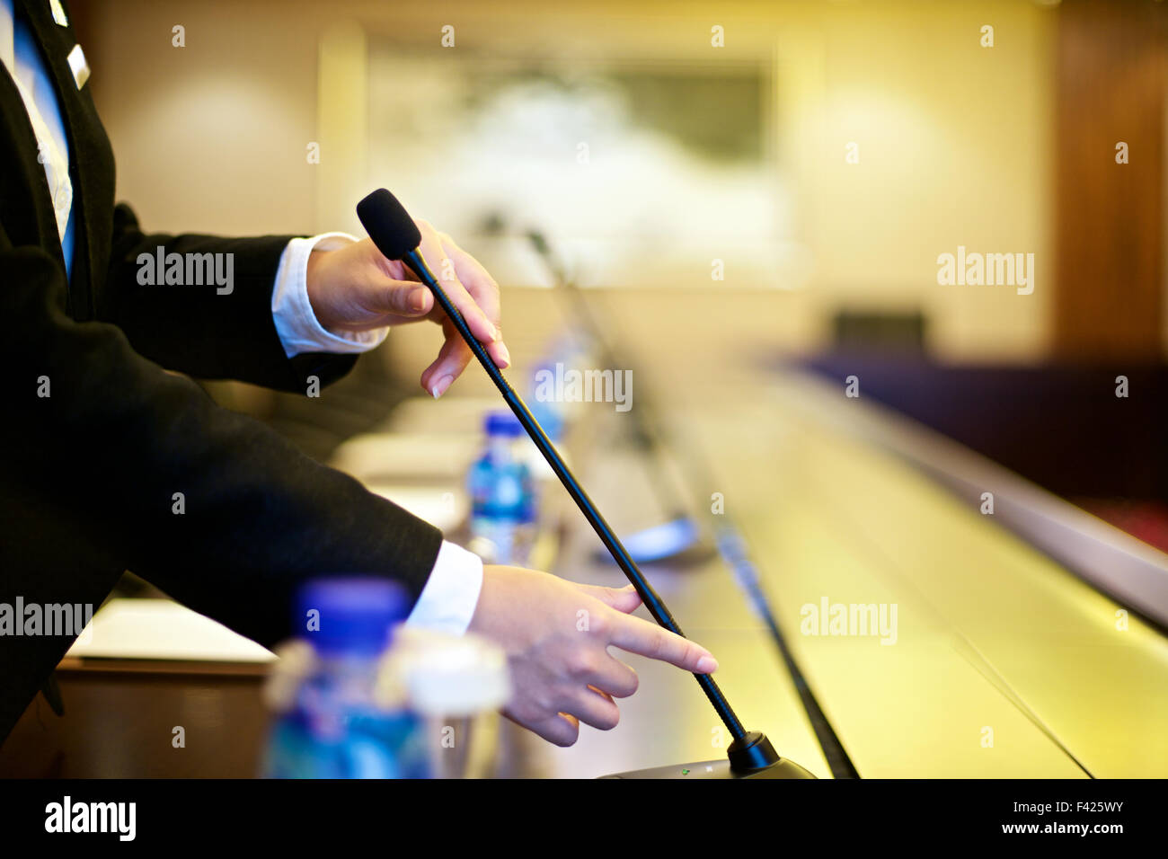 Persona la preparazione di microfono in sala conferenze Foto Stock