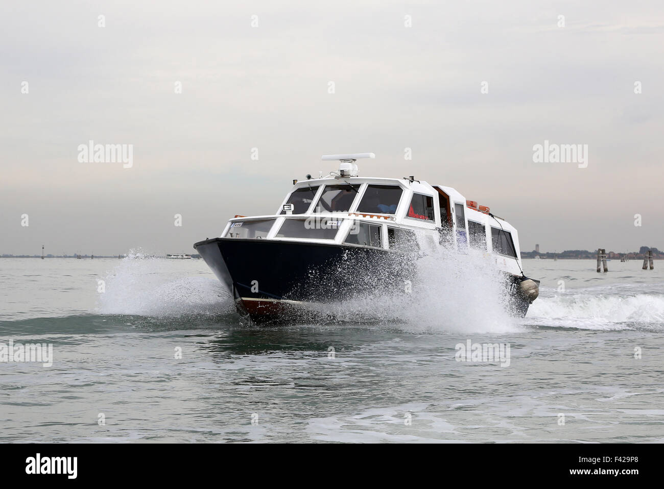 Barche e trasporto di acqua a Venezia, Italia. Settembre 2015 Foto Stock