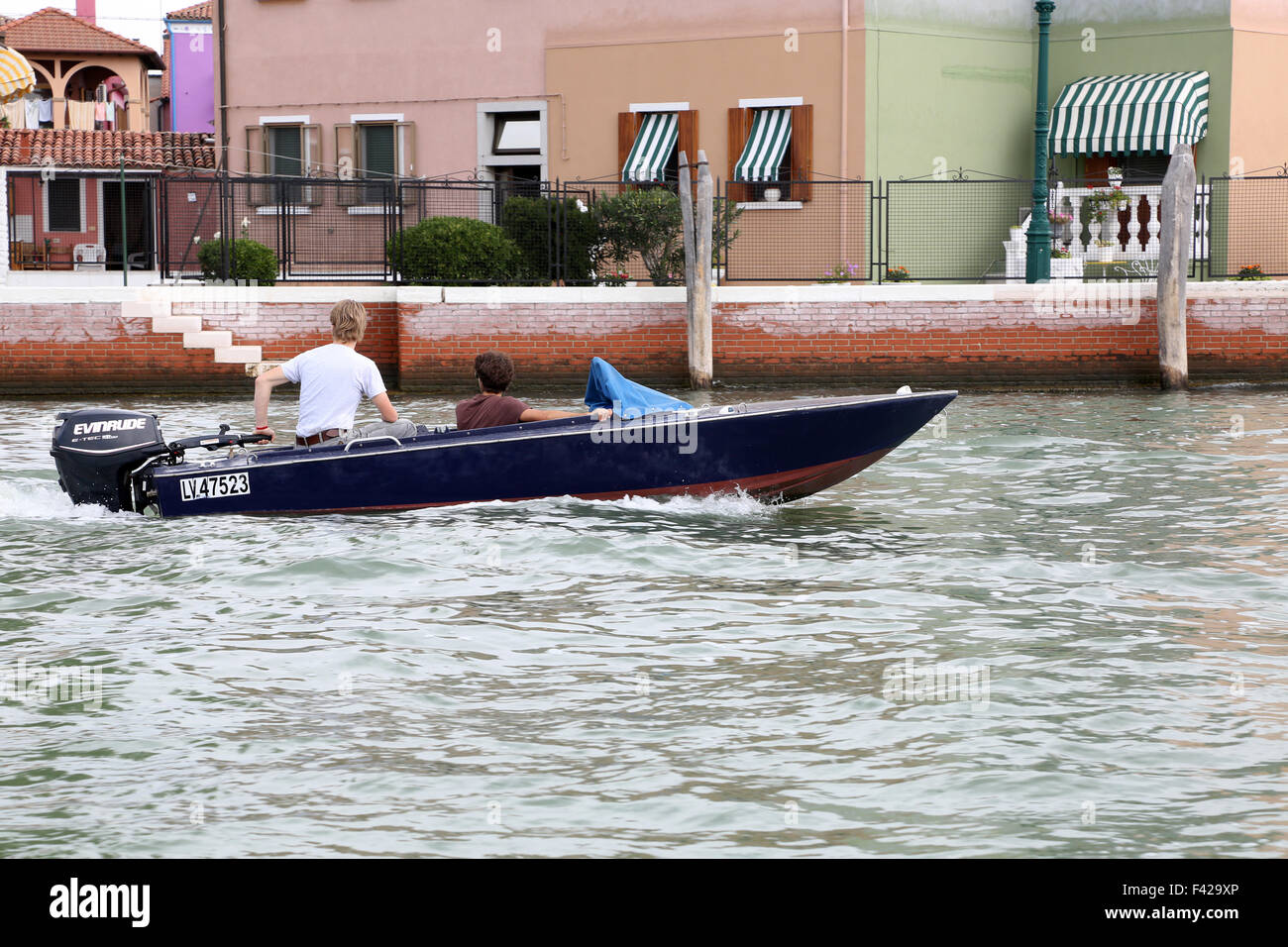Barche e trasporto di acqua a Venezia, Italia. Settembre 2015 Foto Stock
