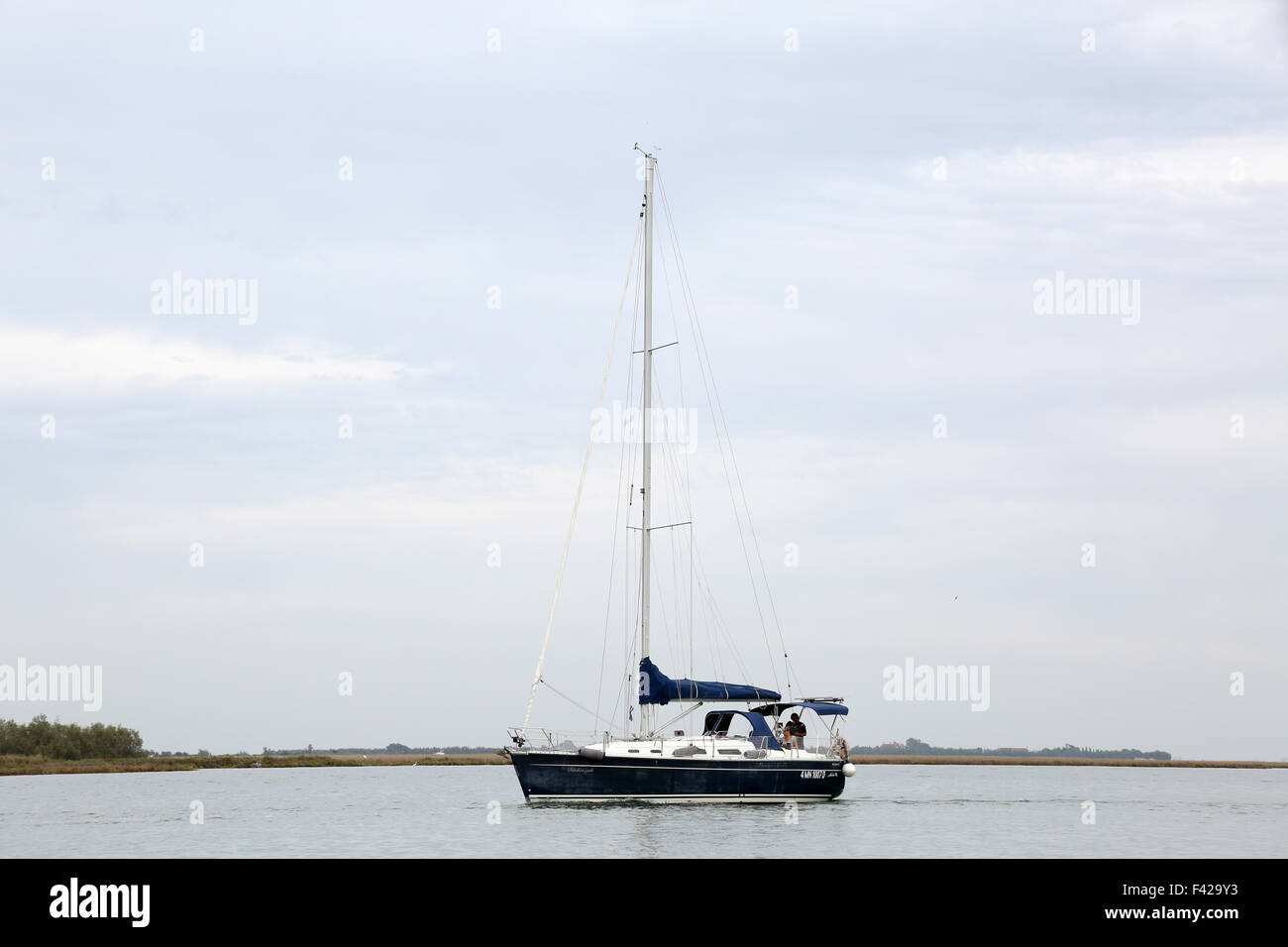 Barche e trasporto di acqua a Venezia, Italia. Settembre 2015 Foto Stock