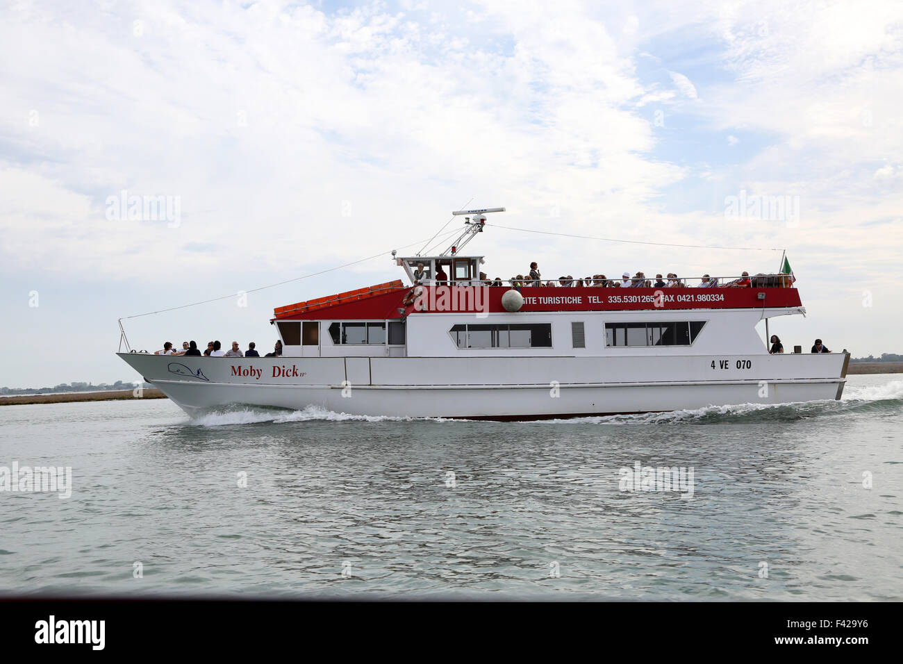 Barche e trasporto di acqua a Venezia, Italia. Settembre 2015 Foto Stock