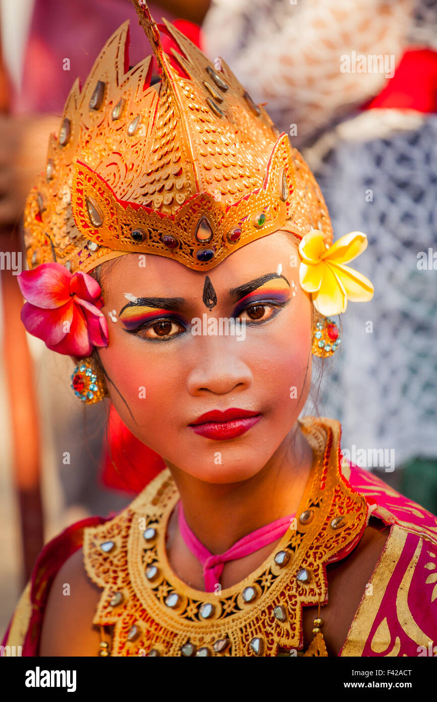 BALI, Indonesia - 30 agosto 2015: Donna Balinese in abito tradizionale Foto Stock