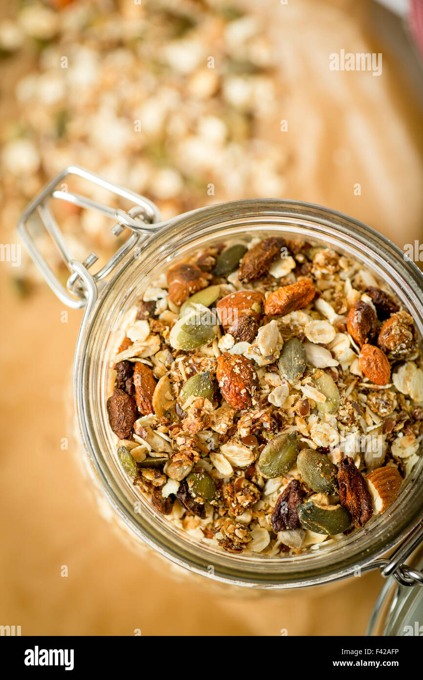 Home muesli fatto in un barattolo di vetro Foto Stock