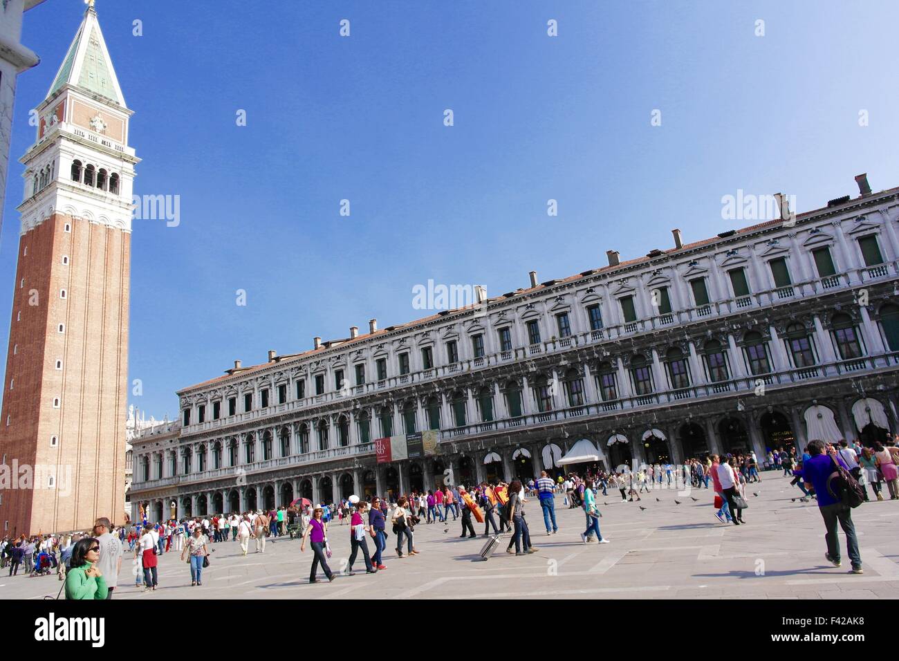 Un bel giorno presso la piazza Foto Stock