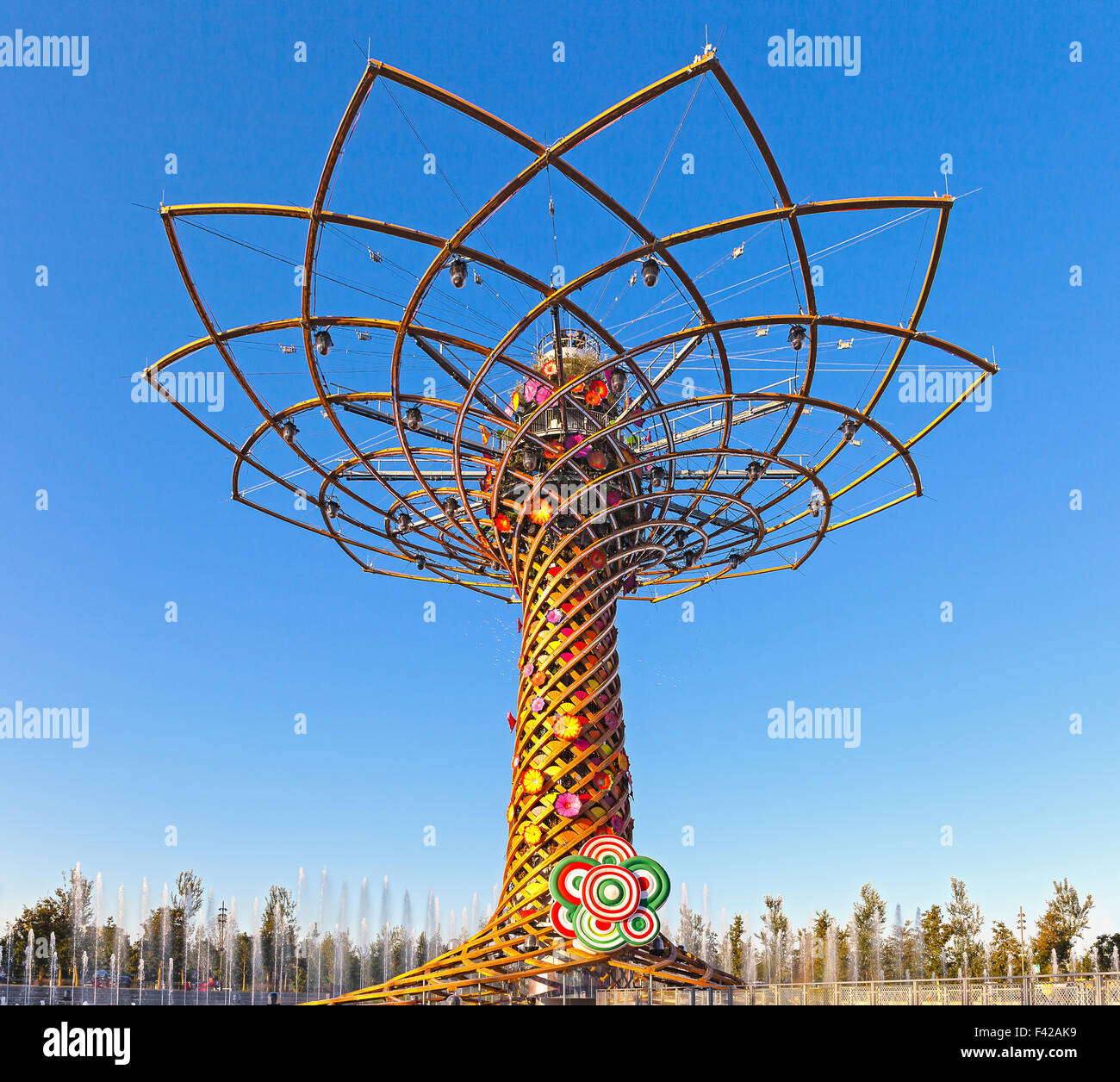 Milano, Italia - 30 agosto 2015: Albero della vita, icona dell'Expo 2015, l'edificio simboleggia il concetto di energia per alimentare il piano Foto Stock